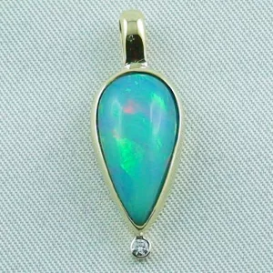Schöner Black Crystal Opal Anhänger mit Diamant