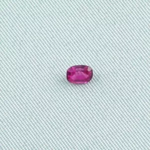 Ein unbehandelter spitzen Rubin mit einem Gewicht von 0,40 ct - multifacettierter Ovalschliff - 4,85 x 3,52 x 2,34 mm - Echte Edelsteine online kaufen!