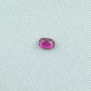 Ein unbehandelter spitzen Rubin mit einem Gewicht von 0,40 ct - multifacettierter Ovalschliff - 4,85 x 3,52 x 2,34 mm - Echte Edelsteine online kaufen!