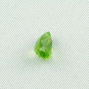 Echter grüner Peridot 2,38 ct Edelstein​ online kaufen! Ein grüner Heilstein mit vielen Eigenschaften. Echte Edelsteine mit Zertifikat online kaufen!