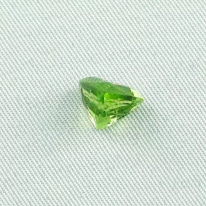 Echter grüner Peridot 2,84 ct Edelstein​ online kaufen! Ein grüner Heilstein mit vielen Eigenschaften. Echte Edelsteine mit Zertifikat online kaufen!