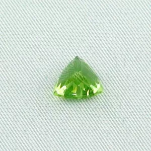 Echter grüner Peridot 2,84 ct Edelstein​ online kaufen! Ein grüner Heilstein mit vielen Eigenschaften. Echte Edelsteine mit Zertifikat online kaufen!