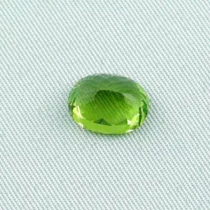 Echter Peridot 3,51 ct Edelstein​ online kaufen! Ein grüner Heilstein mit vielen Eigenschaften. Echte Edelsteine mit Zertifikat online kaufen!