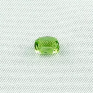 Echter Peridot 2,19 ct Edelstein​ online kaufen! Ein grüner Heilstein mit vielen Eigenschaften. Echte Edelsteine mit Zertifikat online kaufen!