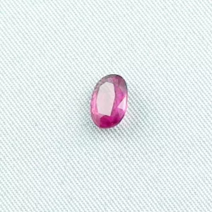 Ein unbehandelter spitzen Rubin mit einem Gewicht von 1,40 ct - multifacettierter Ovalschliff - 8,04 x 5,44 x 3,14 mm - Echte Edelsteine online kaufen!