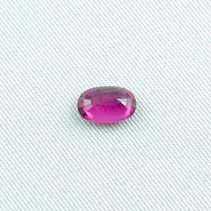 Ein unbehandelter spitzen Rubin mit einem Gewicht von 1,40 ct - multifacettierter Ovalschliff - 8,04 x 5,44 x 3,14 mm - Echte Edelsteine online kaufen!