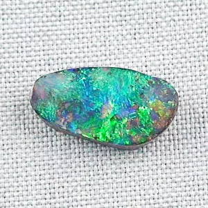 7,52 ct Grüner Boulder Opal mit brillanten Farben aus Australien 20,92 x 11,64 x 4,29 mm | Echte Opale mit Zertifikat online kaufen - Versicherter Versand!