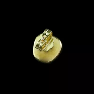 Ein wunderschöner 18 k (750) Gelbgold Herren Ohrring mit Top Gem Black Crystal Opal - Jetzt online Ohrschmuck kaufen für Herren.