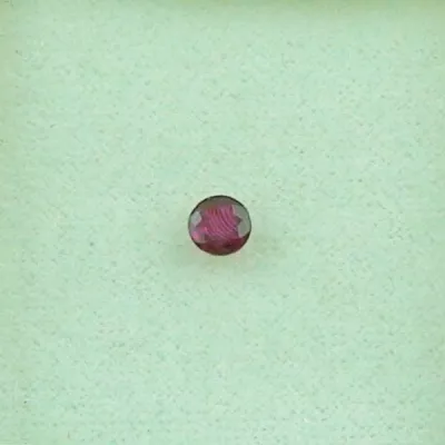 Ein unbehandelter spitzen Rubin mit einem Gewicht von 0,28 ct - multifacettierter runder Schliff - 3,96 mm Durchmesser - Echte Edelsteine online kaufen!