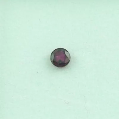 Unbehandelter spitzen Rubin mit einem Gewicht von 0,41 ct - multifacettierter runder Schliff - ca. 3,88 mm Durchmesser - Echte Edelsteine online kaufen!