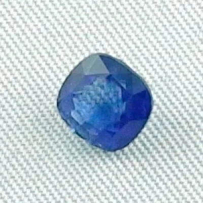 Unglaublicher Kornblumenblauer Saphir im Cushion Cut geschliffen . Extrem seltener dunkelblauer Saphir mit gemmologischem Echtheitszertifikat