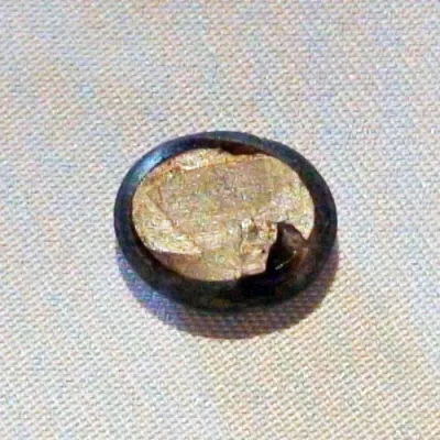 Echter Stern-Saphir im Cabochon-Schliff geschliffen mit 5,88 ct Gewicht, schwarzer Stein mit spektakulärem goldbraunen Stern - 11,47 x 9,57 x 4,40 mm
