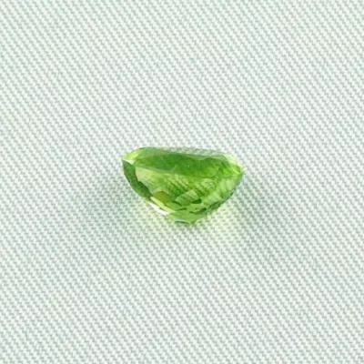 Echter grüner Peridot 2,38 ct Edelstein​ online kaufen! Ein grüner Heilstein mit vielen Eigenschaften. Echte Edelsteine mit Zertifikat online kaufen!