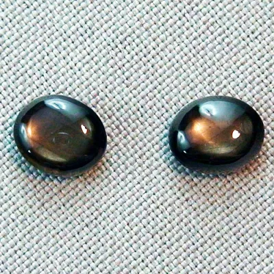 Zwei Stern Saphire mit Cabochon-Schliff als Pärchen mit zus. 10,80 ct. Gewicht, Zwei schwarze Steine mit spektakulärem goldbraunen Stern | Immer mit Zertifikat 2