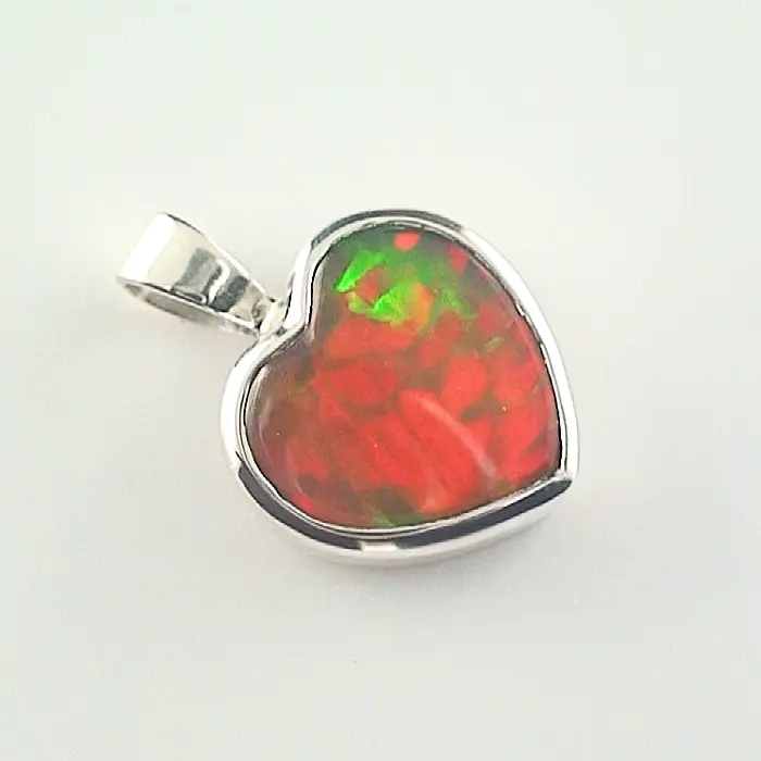 Herzanhänger mit roten 3,05 ct Welo Opal & Silberkette