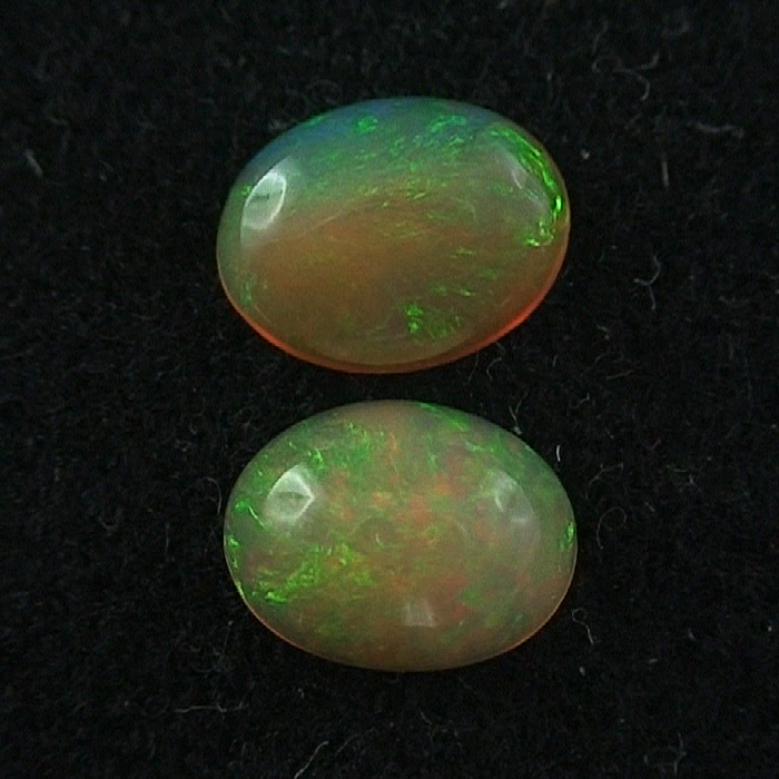 Multicolor Welo Opal Pärchen 1,12 u. 1,04 ct für Ohrringe