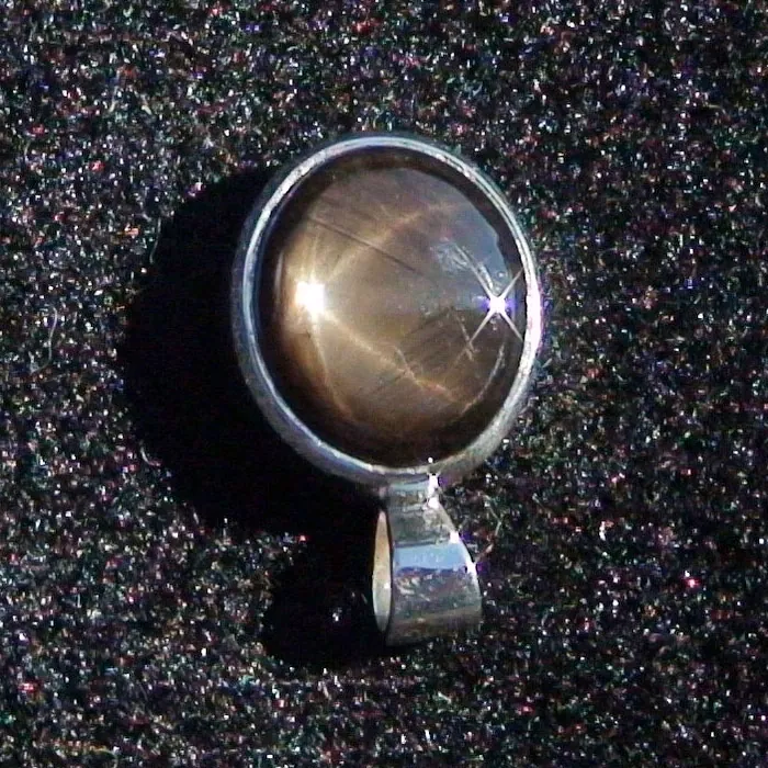 5,99 ct Schwarzer Stern-Saphir Silberanhänger 11,86 x 10,25 x 5,53 mm