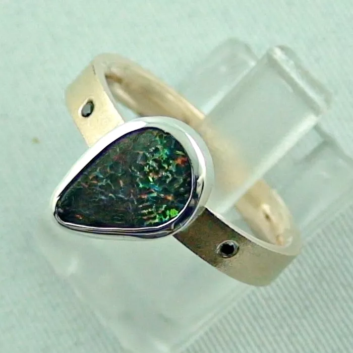 Goldring mit Koroit Boulder Opal, schwarze Diamanten