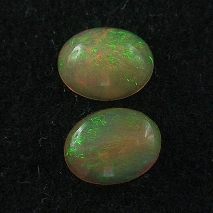 Multicolor Welo Opal Pärchen 1,12 u. 1,04 ct für Ohrringe