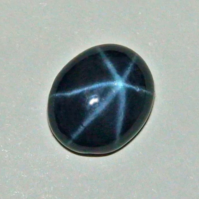 Blauer Sternsaphir mit 4,84 ct - Cabochon-Schliff