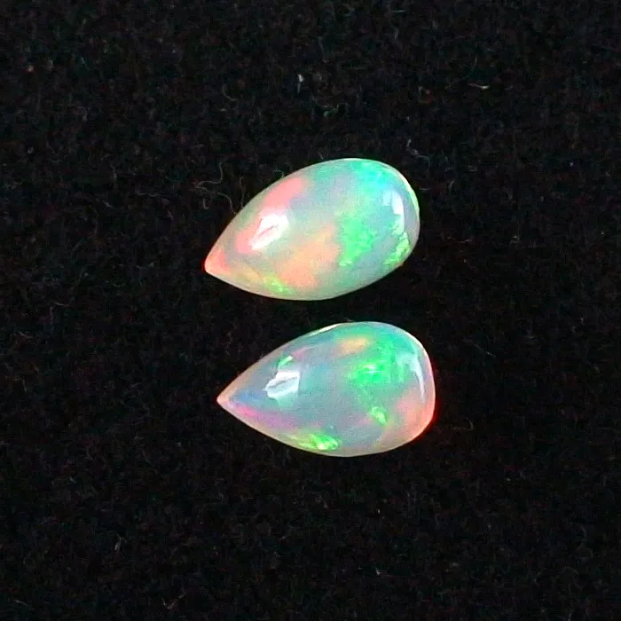Welo Opal Pärchen 1,65 u. 1,59 ct Multicolor Milchopale Opale