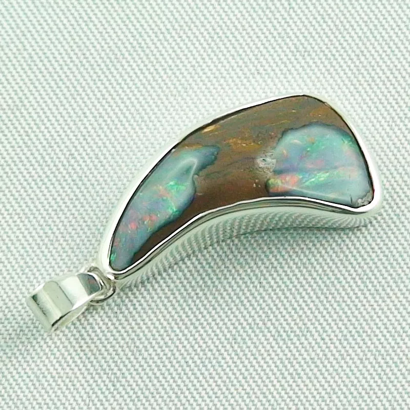 Massiver Silberanhänger mit 5,97 ct Boulder Opal und Silberkette