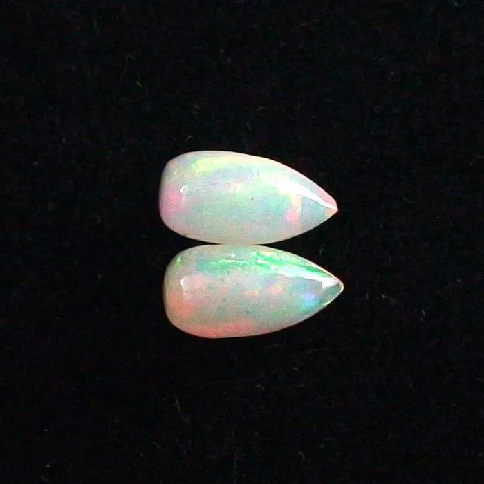 Welo Opal Pärchen 1,51 u. 1,51 ct Multicolor Milchopale Opale
