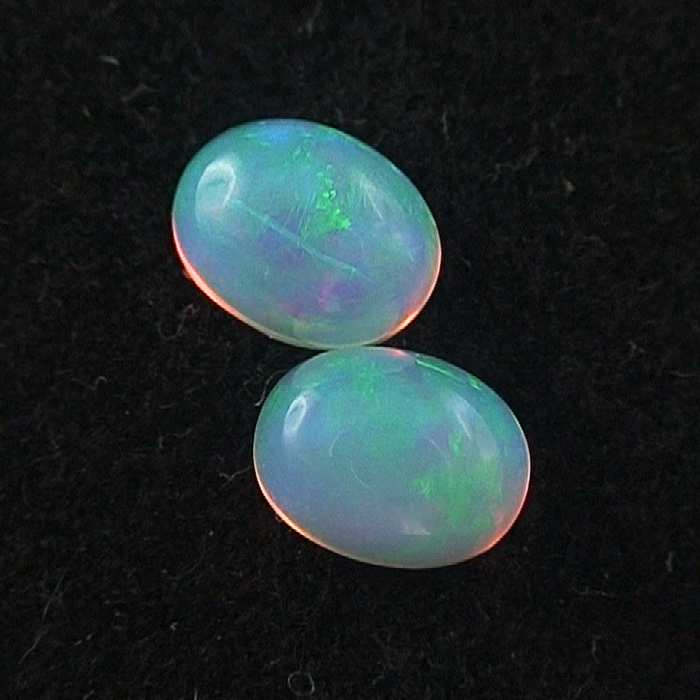 Multicolor Welo Opal Pärchen 1,49 ct u. 1,55 ct Grün Blaue Opalsteine