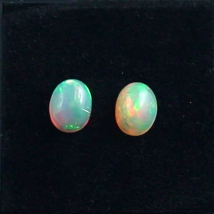 Welo Opal Pärchen 1,26 u. 1,17 ct Multicolor Milchopale Opale
