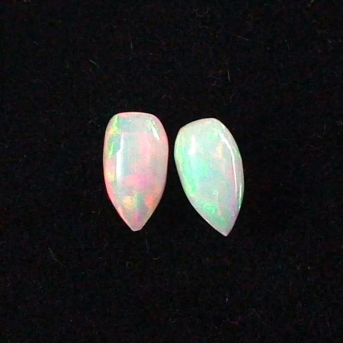 Welo Opal Pärchen 1,35 u. 1,35 ct Multicolor Milchopale Opale