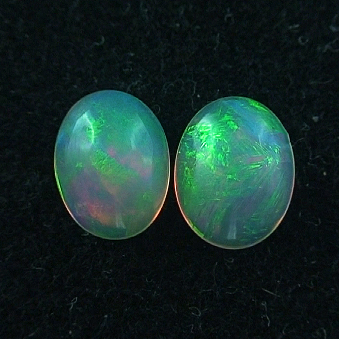 Grüne Welo Opal Pärchen 0,89 u. 1,02 ct für Ohrringe