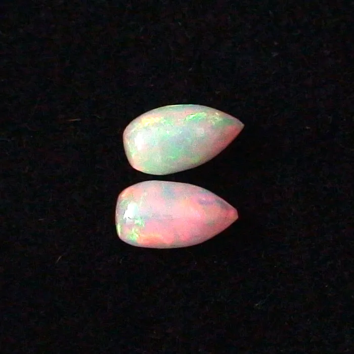 Welo Opal Pärchen 1,35 u. 1,35 ct Multicolor Milchopale Opale