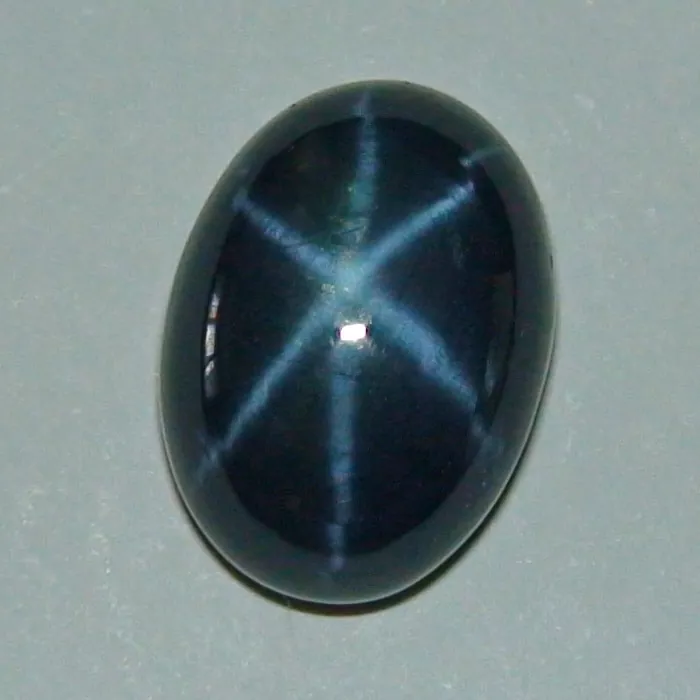 Blauer Sternsaphir mit 9,92 ct - Cabochon-Schliff