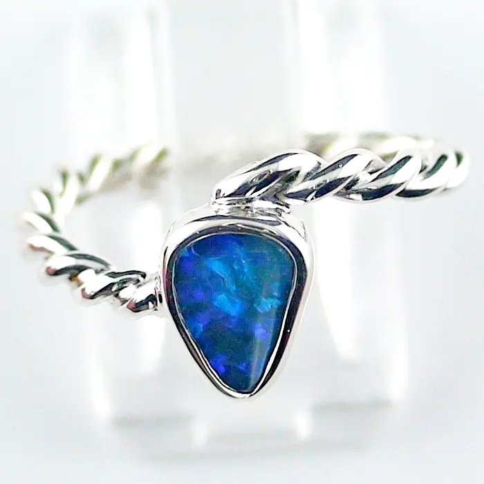 Kordelring mit Opal aus 935er Silber mit 0,66 ct. Black Crystal Opal in der Farbe Blau