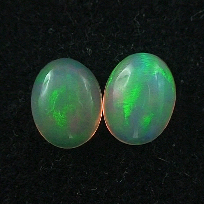 Grüne  Welo Opal Pärchen 1,26 u. 1,11 ct für Ohrringe