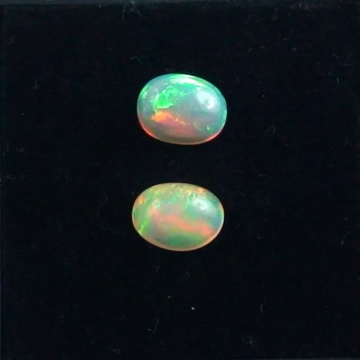 Welo Opal Pärchen 1,26 u. 1,17 ct Multicolor Milchopale Opale