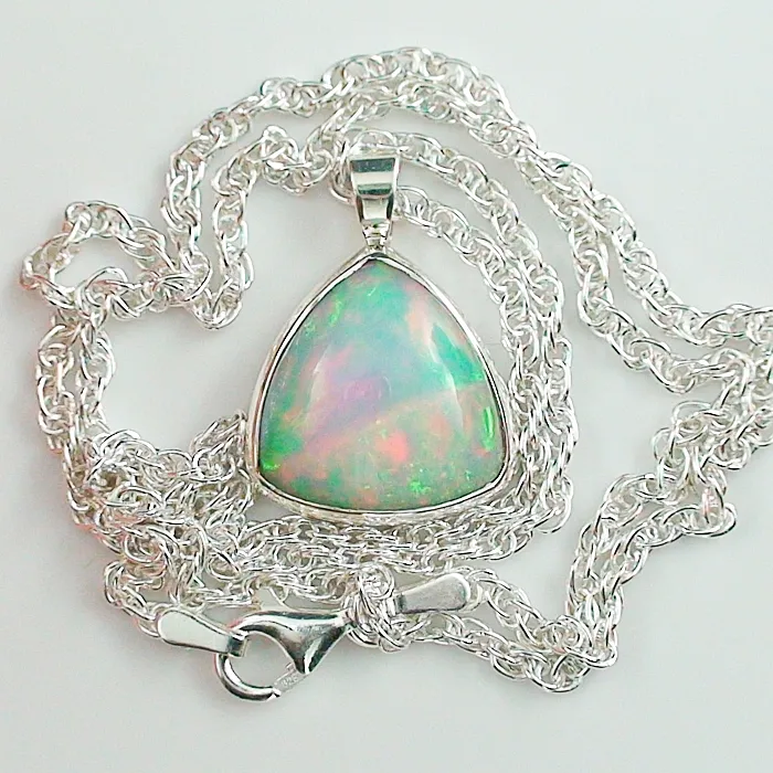 Opal Anhänger mit 5,52 ct Welo Opal mit Silberkette
