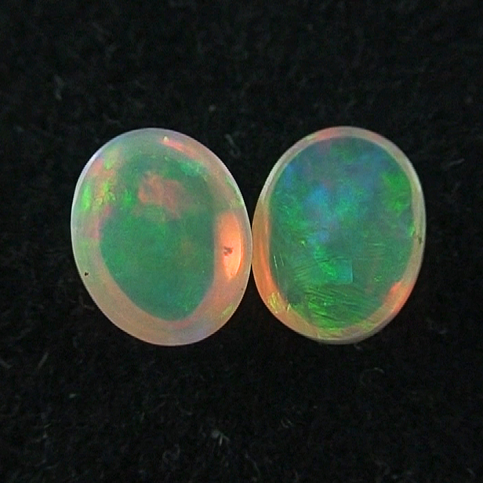 Multicolor Welo Opal Pärchen 1,18 u. 1,38 ct für Ohrringe