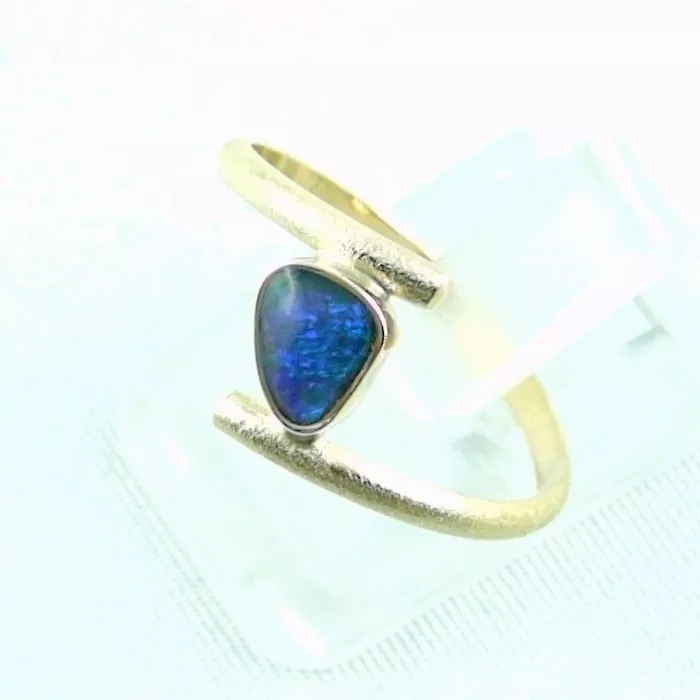 750er Goldring mit 0,40 ct blauen Black Opal