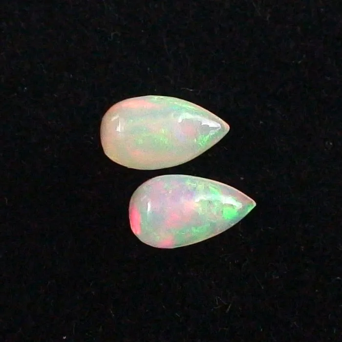 Welo Opal Pärchen 1,84 u. 1,70 ct Multicolor Milchopale Opale