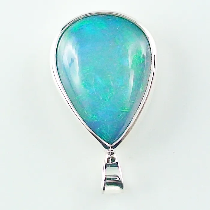 Opal Anhänger mit 7,48 ct Welo Opal mit Silberkette