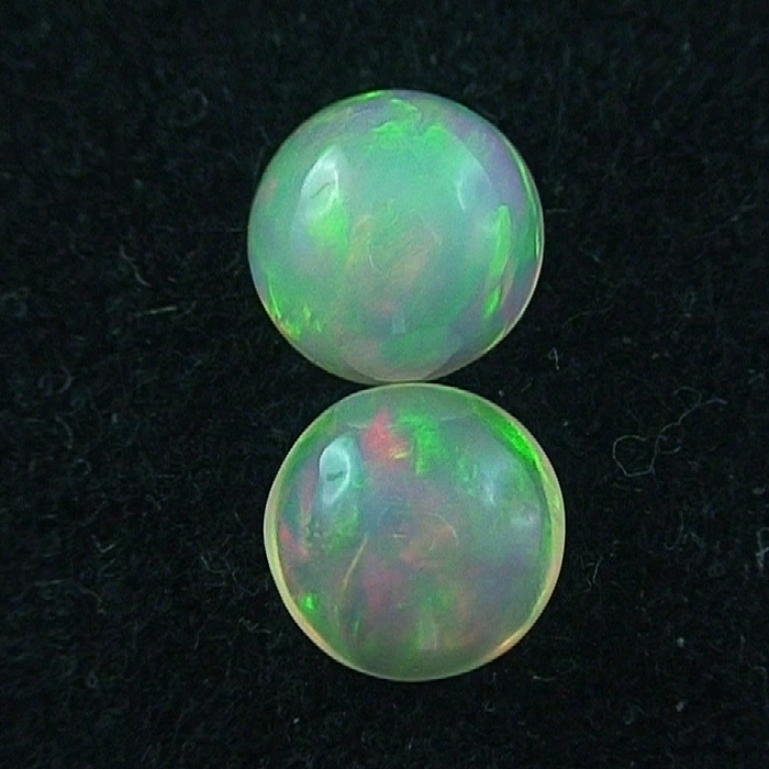 Multicolor Welo Opal Pärchen 1,17 ct u. 1,26 ct Opalsteine