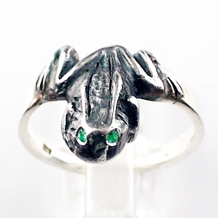Auftragsarbeit: Silberring in Froschform - Smaragde als Augen