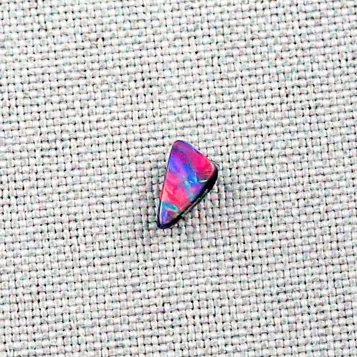 0,57 ct Black Opal Multicolor aus Australien 8,46 x 4,53 x 2,62 mm