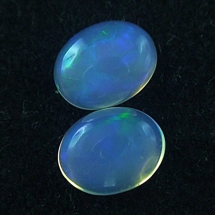 Blaulastiges Welo Opal Pärchen 1,66 ct u. 1,33 ct Opalsteine