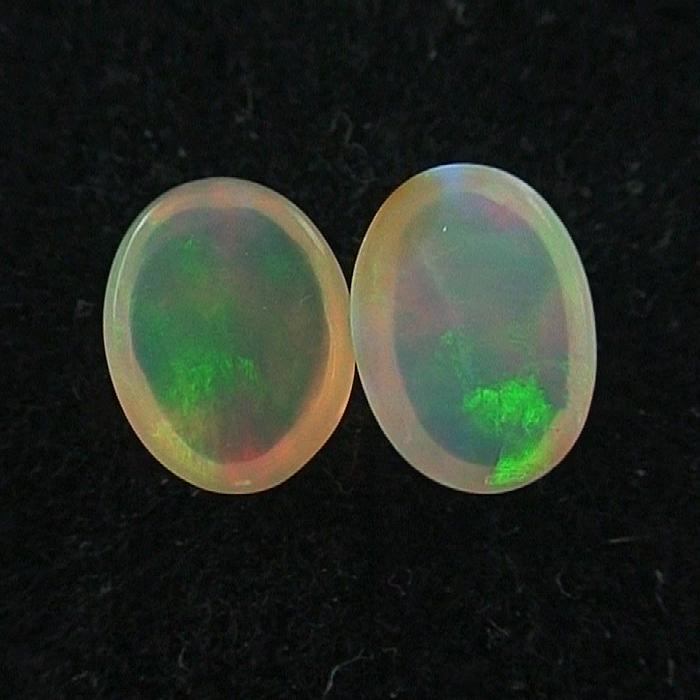 Grüne  Welo Opal Pärchen 1,26 u. 1,11 ct für Ohrringe