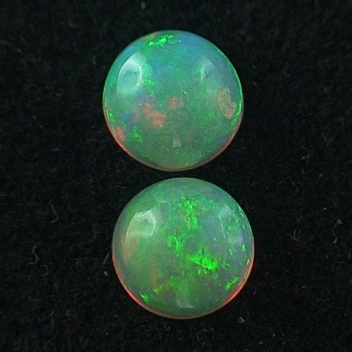 Grünlastiges Multicolor Welo Opal Pärchen 1,26 ct u. 1,29 ct Opalsteine