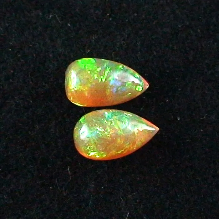 Welo Opal Pärchen 2,04 u. 2,06 ct Multicolor Milchopale Opale