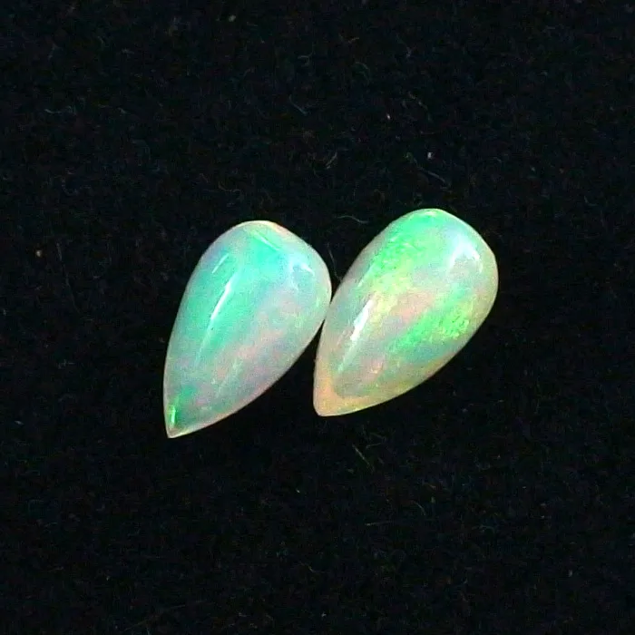 Welo Opal Pärchen 1,84 u. 1,70 ct Multicolor Milchopale Opale