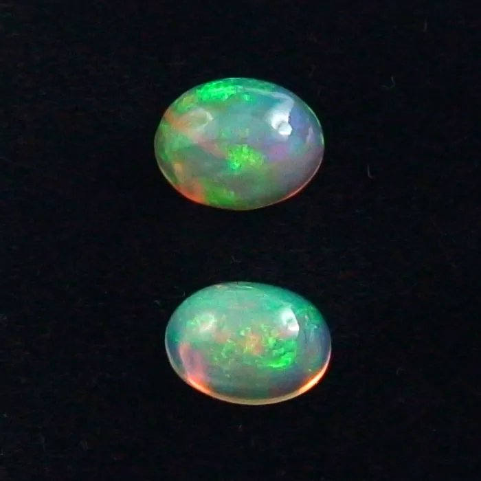 Welo Opal Pärchen 1,17 u. 1,09 ct Opale Milchopal Multicolor